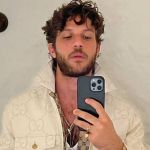 Homem usa dados de Chay Suede para fraudar banco, mas é preso ao não saber soletrar nome do ator