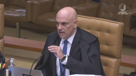 Suspeitos de agressão a Moraes pedem redistribuição do caso no STF.