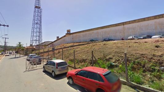 Suspeitos estariam jogando celulares e drogas para dentro do pátio do presídio