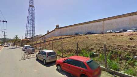 Suspeitos estariam jogando celulares e drogas para dentro do pátio do presídio