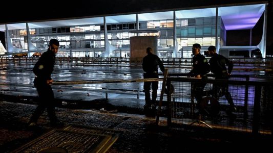 Suspeitos foram presos após ataques às sedes dos Três Poderes, em Brasília, nesse domingo (8)