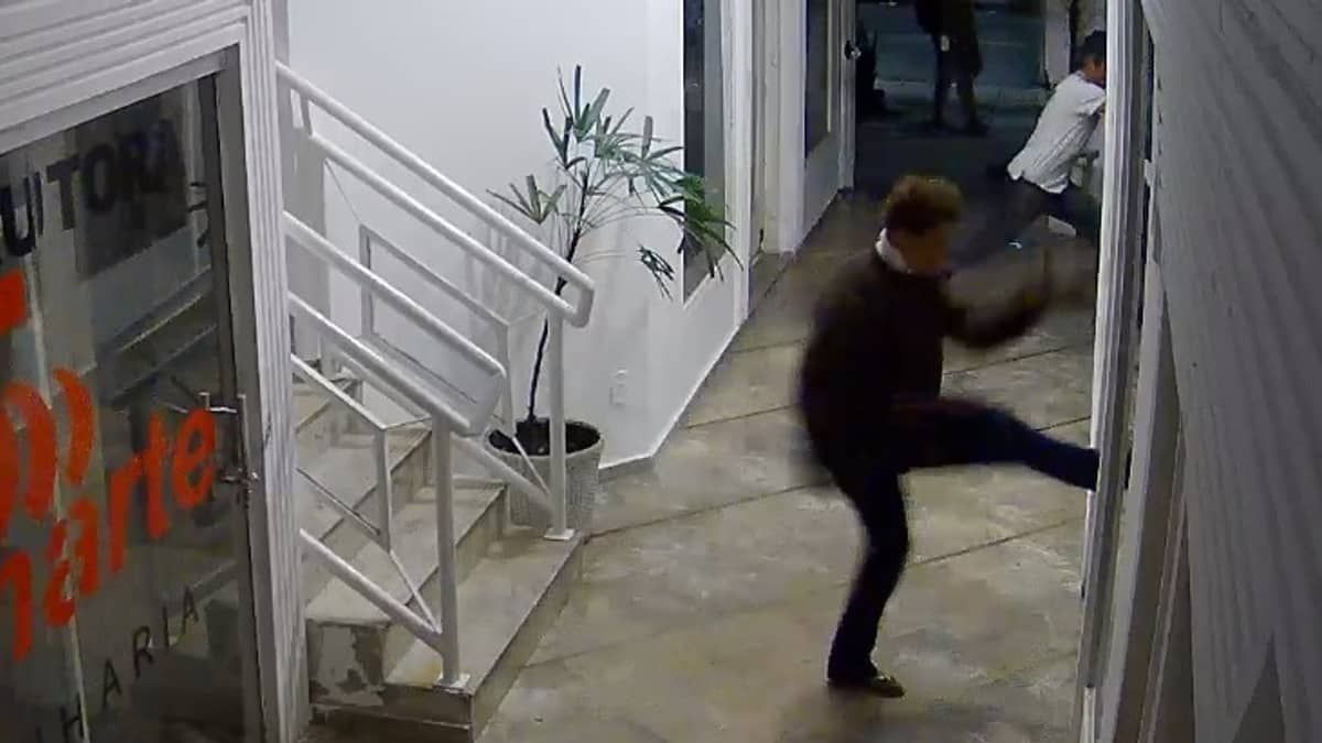 Vídeo: trio invade galeria em BH e furta vinhos, esmaltes e produtos de cabelo