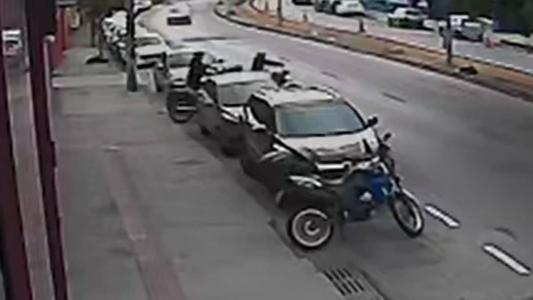 Suspeitos levaram 40 segundos para furtar moto