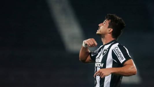 Suspenso, Gabriel Pires desfalca o Botafogo neste sábado, contra o Atlético, pelo Brasileirão
