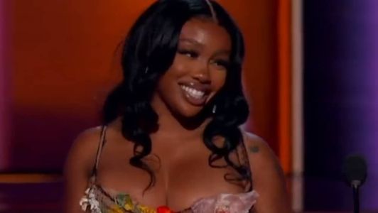 SZA no Grammy de 2022, quando ganhou a categoria Melhor Performance Pop Duo/Grupo