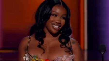SZA no Grammy de 2022, quando ganhou a categoria Melhor Performance Pop Duo/Grupo