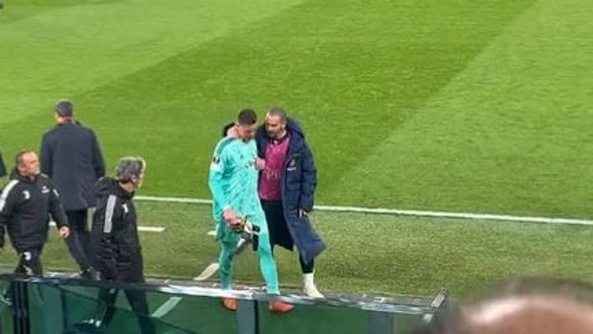 Goleiro da Juventus sente dores no peito e deixa campo chorando 