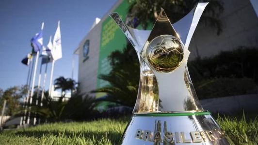 Taça do Campeonato Brasileiro de 2023 em frente à sede da CBF