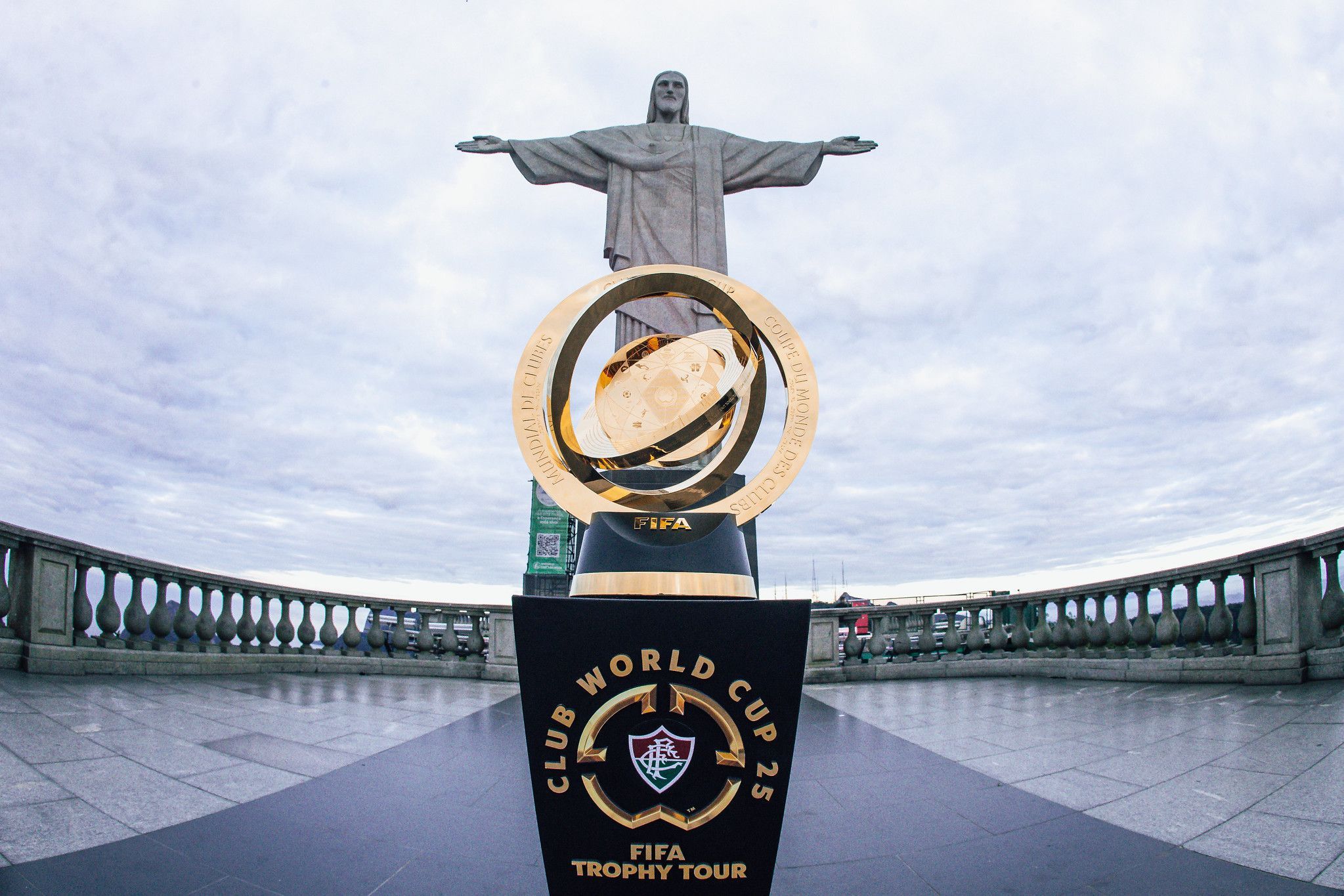 Fluminense recebe taça do Mundial de Clubes em ponto turístico do Rio de Janeiro