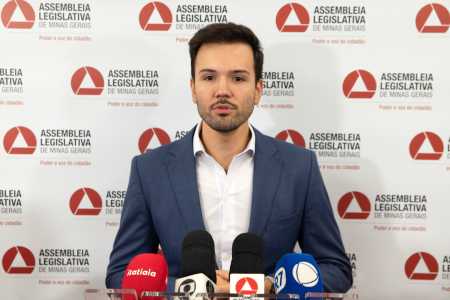 O presidente da Assembleia, Tadeu Martins Leite, concede entrevista coletiva