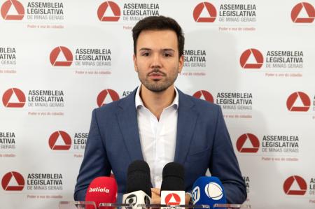 O presidente da Assembleia, Tadeu Martins Leite, concede entrevista coletiva