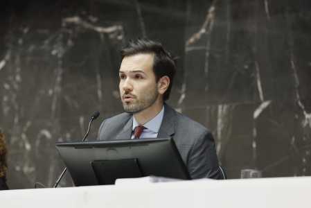 Tadeu Martins Leite (MDB) preside, nesta quinta-feira (18), a última sessão de plenário de 2025