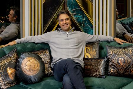Tadeu Schmidt na casa do BBB 26