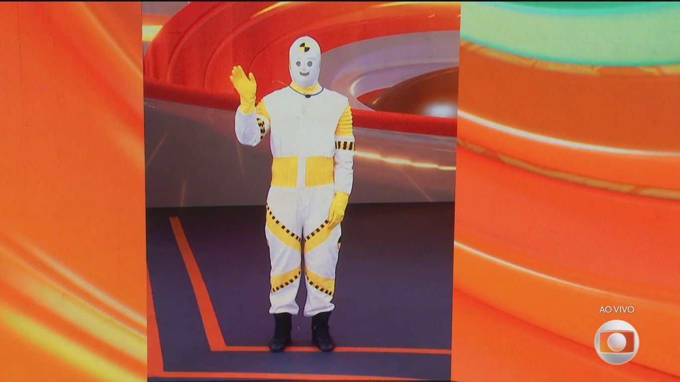 Vestido de Dummy, Tadeu Schmidt anuncia surpresa para os finalistas do BBB 25