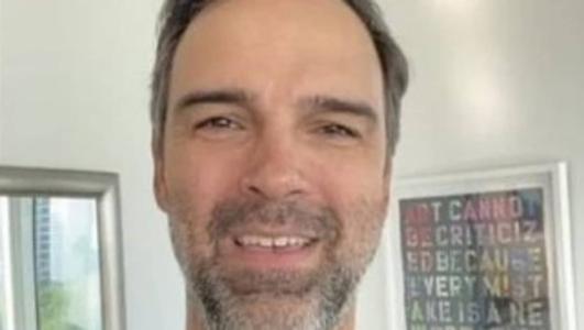 Tadeu Schmidt passou o ano novo com a família em casa, após terem que voltar de festa