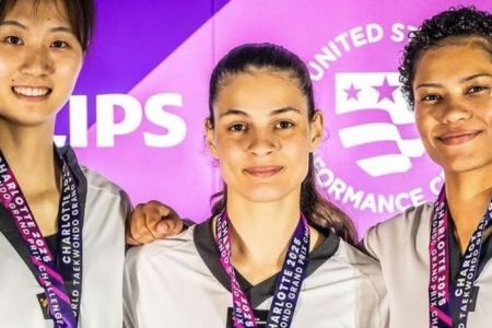 Maria Clara Pacheco com a medalha de ouro do Grand Prix de Taekwondo, em Charlotte, nos Estados Unidos