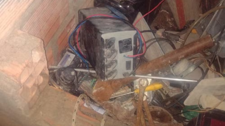 Foto mostra materiais encontrados por policiais em Taiobeiras (MG)
