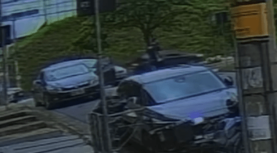 Imagens flagraram o momento que o homem ataca a vítima na última terça (9)