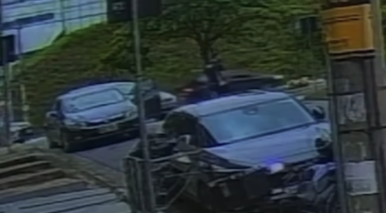 Imagens flagraram o momento que o homem ataca a vítima na última terça (9)