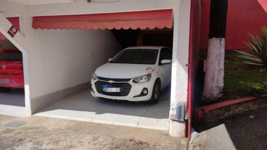 Também foi encontrado sangue em um carro estacionado no motel e na entrada do local