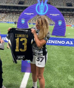 Tamires, do Corinthians, recebe homenagem do Galo