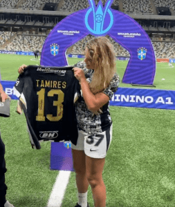 Tamires, do Corinthians, recebe homenagem do Galo