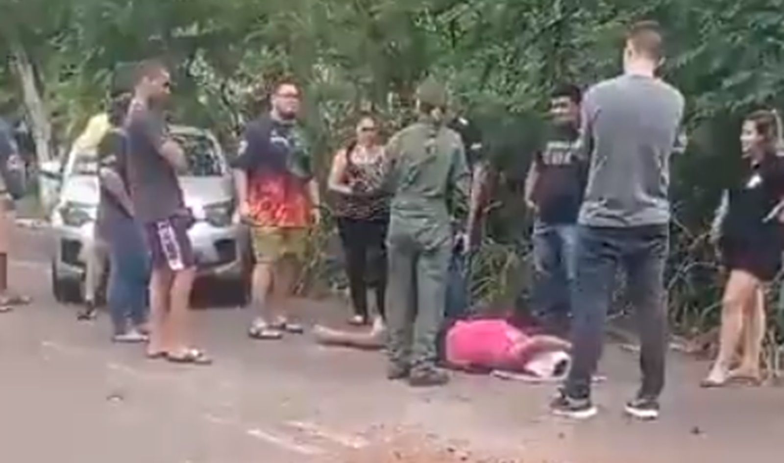 Vídeo: tampa de bueiro explode, atinge carro de aplicativo e deixa motorista ferido