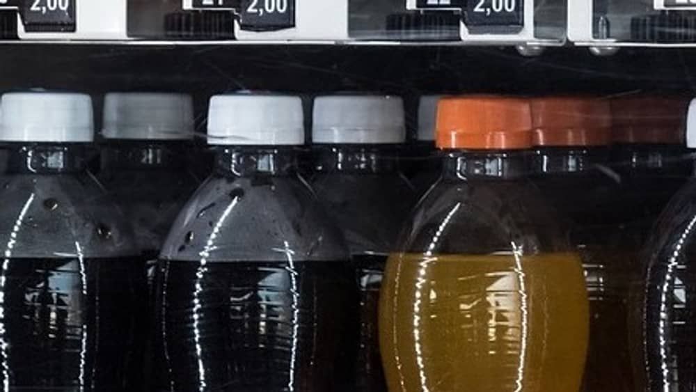 Trabalhador atingido no olho por tampa de refrigerante que explodiu será indenizado