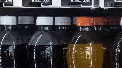 Tampa de refrigerante atinge olho de trabalhador