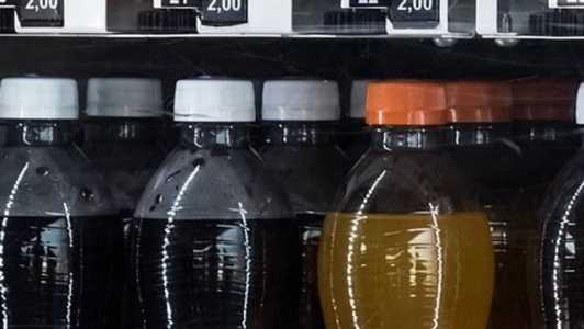 Tampa de refrigerante atinge olho de trabalhador