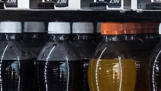 Tampa de refrigerante atinge olho de trabalhador