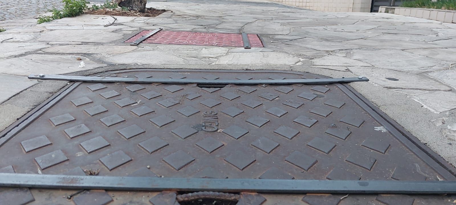 Mais de 80 tampas de metal são furtadas de passeios de BH; moradores instalam trava