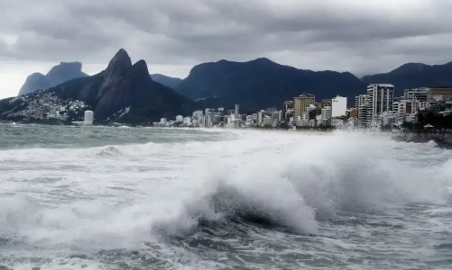 Ondas podem atingir 2,5 metros de altura até a sexta-feira (02)