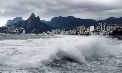 Ondas podem atingir 2,5 metros de altura até a sexta-feira (02)