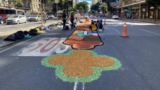 Tapete na avenida Afonso Pena em Belo Horizonte