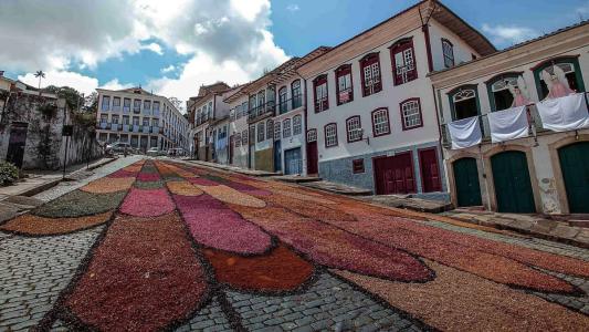 Tapetes chegam a ocupar 4km das vias da antiga Vila Rica