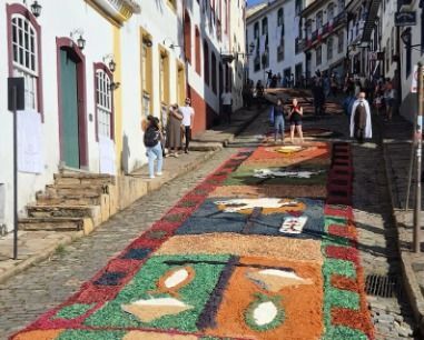 Tapetes de serragem colorem as ruas de Ouro Preto e emocionam fiéis na Páscoa