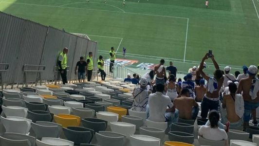 Tapume impede visualização de um dos gols da Arena MRV