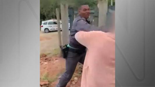 Tarcísio de Freitas defende punição a policial que agrediu idosa e a suspeito que baleou PMs.