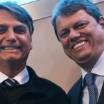 Tarcísio se reúne com Carlos Bolsonaro antes de visita ao ex-presidente na Papudinha
