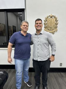 Tarcísio de Freitas e Bruno Engler sorriem e posam para foto