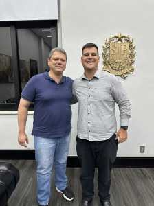 Tarcísio de Freitas e Bruno Engler sorriem e posam para foto