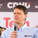 Tarcísio apoia caminhada de Nikolas em meio à 'crise' com família Bolsonaro