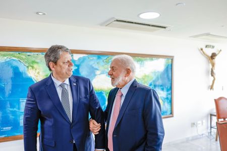 Governador de São Paulo, Tarcísio de Freitas (Republicanos), e o presidente Lula (PT).