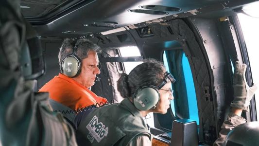 Tarcísio e Marina sobrevoaram áreas atingidas por deslizamentos nesta quarta (22)