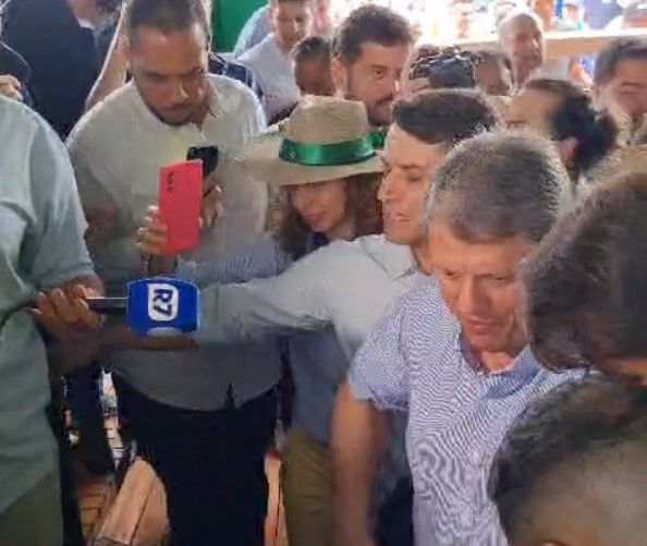 Palco de feira agropecuária cede durante entrevista de Tarcísio; veja vídeo