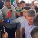 Palco de feira agropecuária cede durante entrevista de Tarcísio; veja vídeo