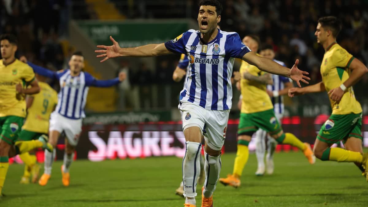 Porto bate Paços de Ferreira e encosta no Benfica no Campeonato Português