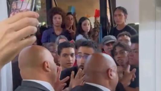 Manifestantes tentaram entrar nas galerias de maneira desordenada, sendo impedidos pela segurança do local