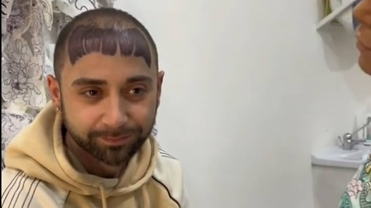 Vídeo: homem careca tatua franja na testa e chora com o resultado